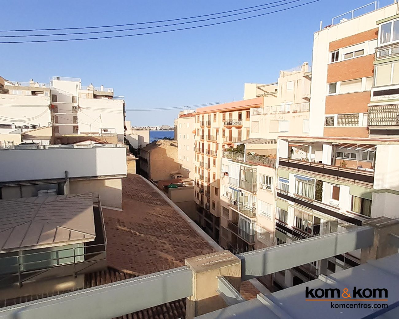 Highbar: Terraza Chill Out en la Azotea del hotel Odissey Room en el centro de Alicante. Proyecto Integral de Kom&Kom